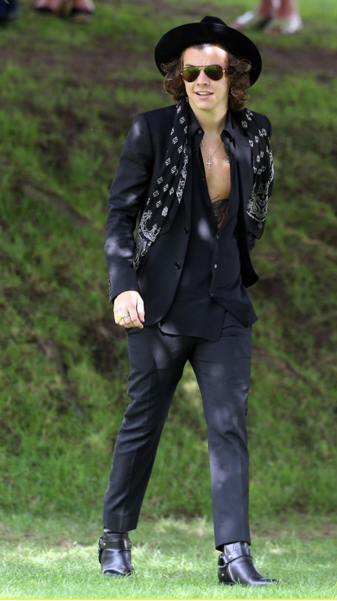 Harry Styles'ın fiziği çok maskülen değil mi sizce?