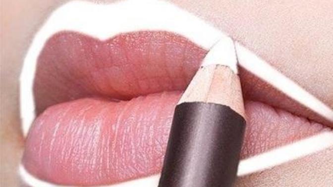 Trend vakti: Görünmez dudak kalemi! Dudaklarınızı dolgun göstermek için, renksiz ve görünmez dudak kalemini tercih eder misiniz?