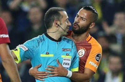 Gs şampiyon olduğunda futbolcular hakemle neden bu kadar samimi oluyor?