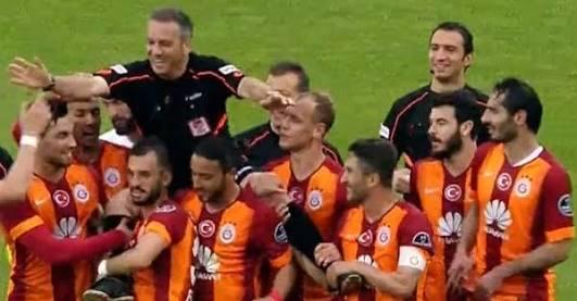 Gs şampiyon olduğunda futbolcular hakemle neden bu kadar samimi oluyor?