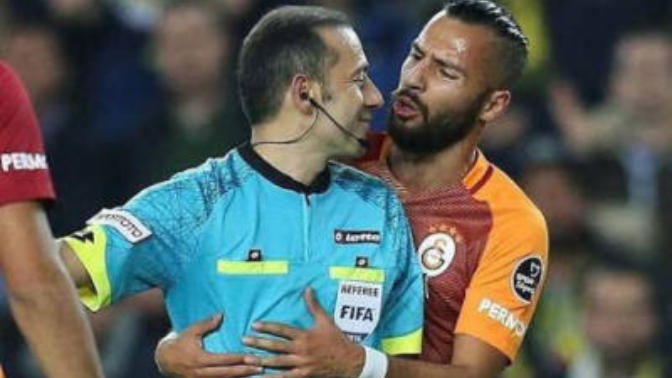 Gs şampiyon olduğunda futbolcular hakemle neden bu kadar samimi oluyor?