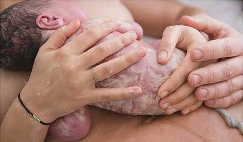 Yeni doğan bebekler ilk banyosunu ne zaman yapmalı?