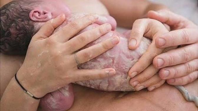 Yeni doğan bebekler ilk banyosunu ne zaman yapmalı?