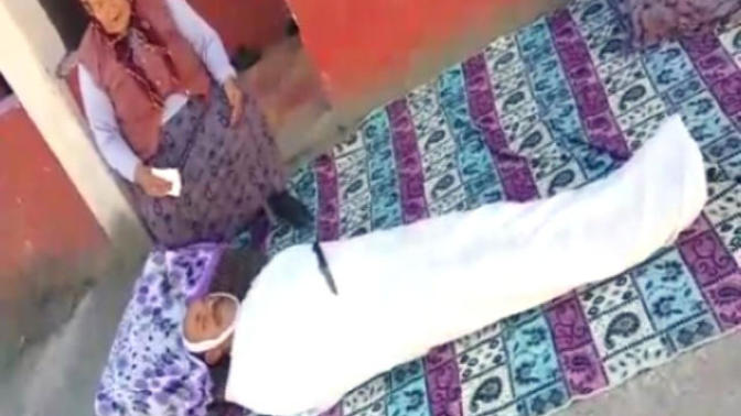 Kefen Giyip Yaşlı Annesine Ölü Şakası Yapan Adam hakkında görüşleriniz nedir?