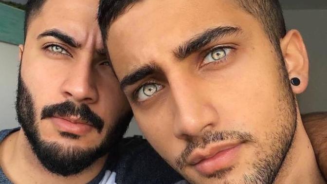 Farklı renkte lens kullanan insanları çekici buluyor musunuz, lens takmak insanı farklı kılar mı?