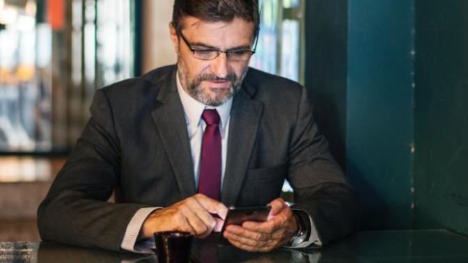 Babam İnstagram'da paylaştığım fotoğrafların altına sürekli "eve gelirken iki tane ekmek al" diye yorum yapıyor. Ne yapmalıyım?