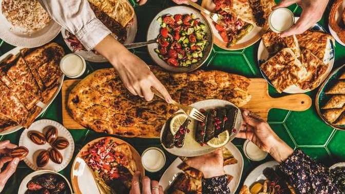 İftar yemeğine komşumuz gelecek ne yemek yapabilirim ve menü önerileriniz neler?