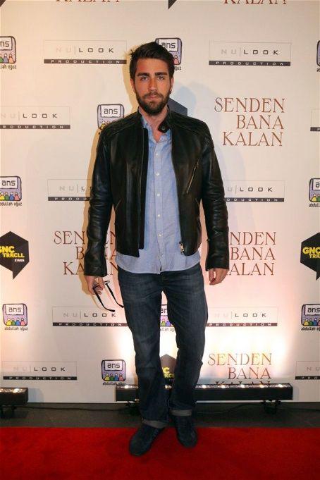 Aktör Çağlar Ertuğrul'un, meslektaşı Kerem Bürsin'den hem daha yetenekli hem de daha çekici olduğunu düşünüyorum. Sizce?