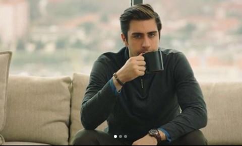 Aktör Çağlar Ertuğrul'un, meslektaşı Kerem Bürsin'den hem daha yetenekli hem de daha çekici olduğunu düşünüyorum. Sizce?