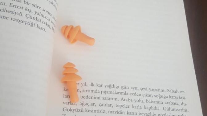 Kitap okur , iken kulak tıkaci kullaniyormusunuz?