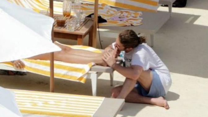Sevgilisi, Rita Ora'nın ayak baş parmağını emdi! İlişkinin kaçıncı seviyesi bu?