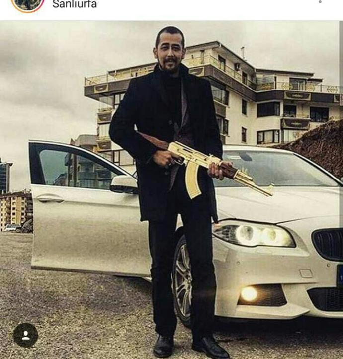 Silahla resim paylaşan kişiler havalı mı sizce?