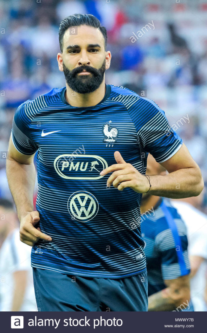 Faslı futbolcu Adil Rami, annesi yaşındaki Pamela Anderson'ı hangi özelliğiyle cezbedip tavlamıştır?