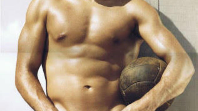 Faslı futbolcu Adil Rami, annesi yaşındaki Pamela Anderson'ı hangi özelliğiyle cezbedip tavlamıştır?