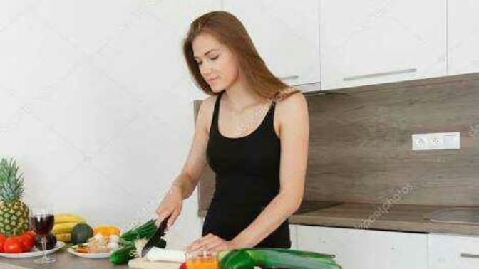 Kızların 18 yaşına gelip, yemek yapmayı bilmemesi cok mu tuhaf? 😶 Veya ideal yemek yapma yaşı kaçtir sizce?