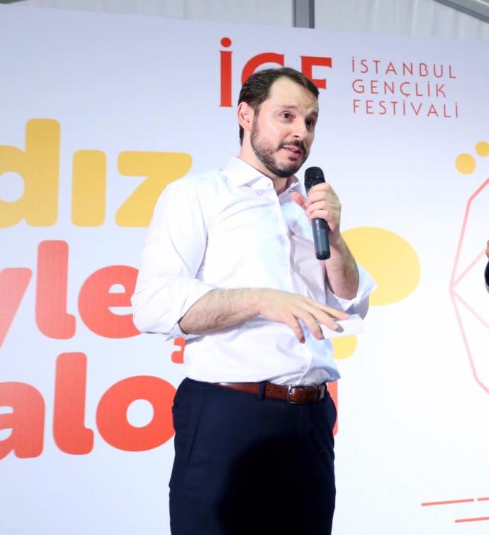 Berat Albayrak'ın çapkın ve maço olduğu yönündeki iddia yaygın biçimde dillendiriliyor. Sizce doğru mudur? Beden dili ne diyor?