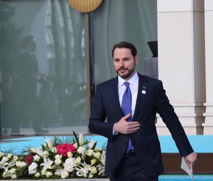 Berat Albayrak'ın çapkın ve maço olduğu yönündeki iddia yaygın biçimde dillendiriliyor. Sizce doğru mudur? Beden dili ne diyor?