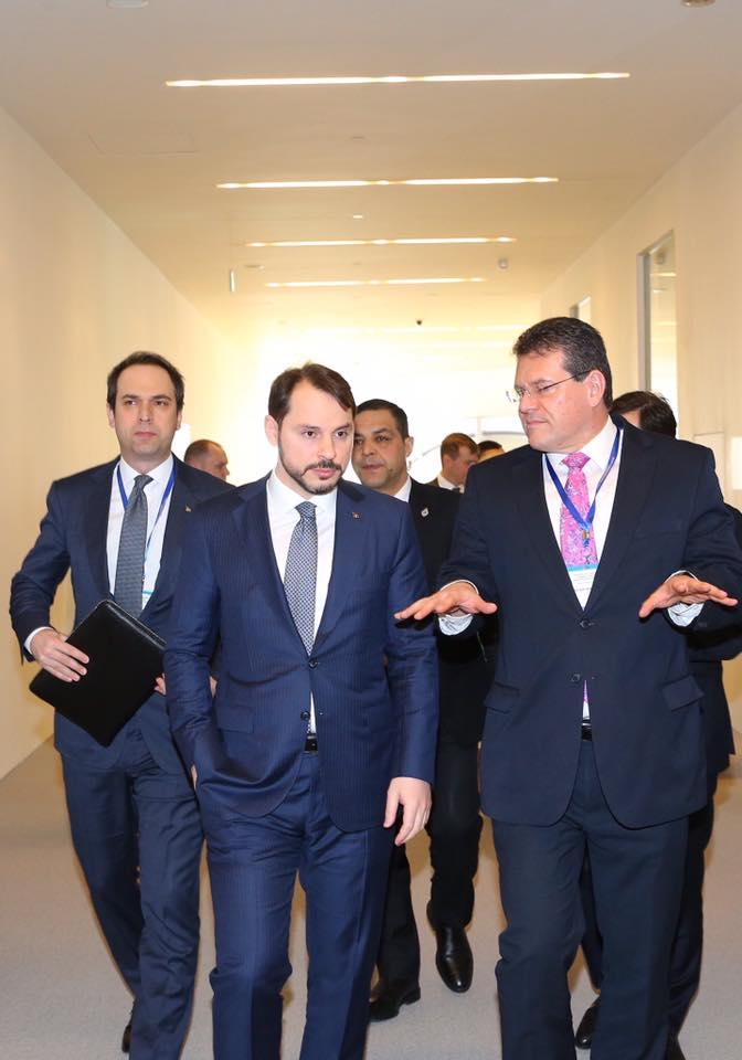 Berat Albayrak'ın çapkın ve maço olduğu yönündeki iddia yaygın biçimde dillendiriliyor. Sizce doğru mudur? Beden dili ne diyor?