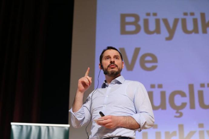 Berat Albayrak'ın çapkın ve maço olduğu yönündeki iddia yaygın biçimde dillendiriliyor. Sizce doğru mudur? Beden dili ne diyor?