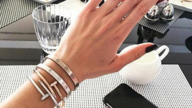 Cartier altın bilezik alıcam iki sarı mı güzel durur birini beyaz altın mı alsam? FOTOĞRAF lı?