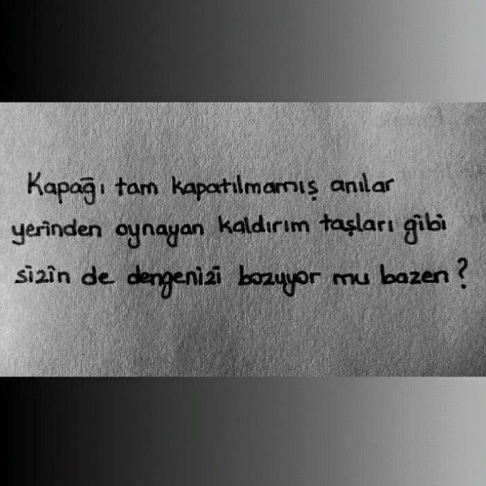 Kapağı tam kapatılmamış anılar, yerinden oynayan kaldırım taşları gibi sizin de dengenizi bozuyor mu?