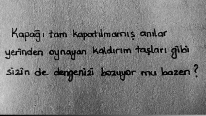Kapağı tam kapatılmamış anılar, yerinden oynayan kaldırım taşları gibi sizin de dengenizi bozuyor mu?