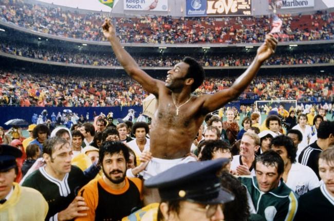 Pele ile aynı takımda futbol oynayan türk futbolcu kimdir 😄?