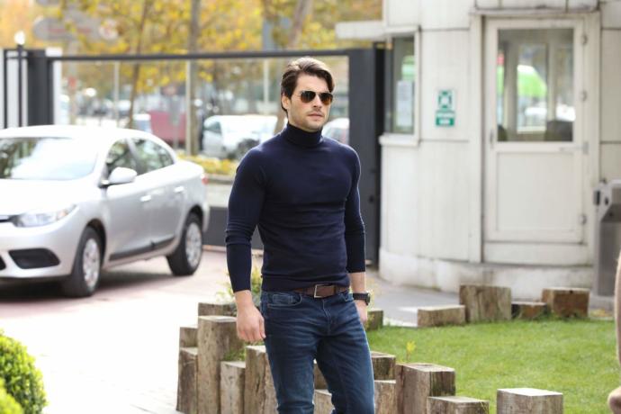 Aslan Ailem dizisinde oynayan Akın Akınözü, ekranlarımızda boy gösteren en seksi erkek. Sert/maskülen imajında hangisi ön planda?