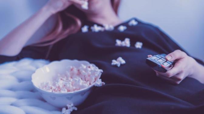 Film izlerken uyuyakalan sevgilinizi nasıl uyandırırsınız?