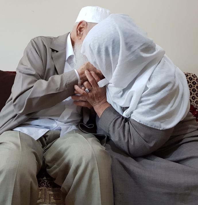Bayramlarda eşinin elini öpen kadınlar hakkında ne düşünüyorsunuz?
