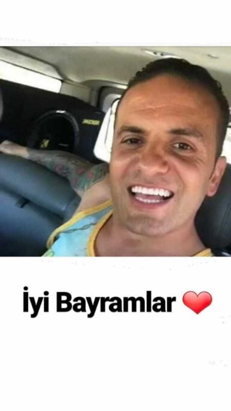 Niye herkes iyi bayramlar diye bu adamı atıyor?