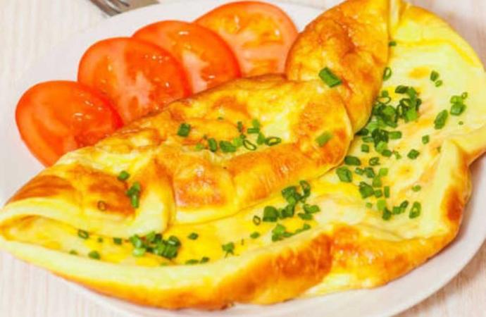 Haşlanmış yumurta yiyemiyorum. Ama yumurtasız da güne başlamak istemiyorum. Omlet de tok tutar mı , protein olarak aynı mi dir?