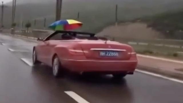 Başları kapalı ama kısa kol tişört ve dar pantolon giyen bayanlar için ne düşünüyorsunuz?
