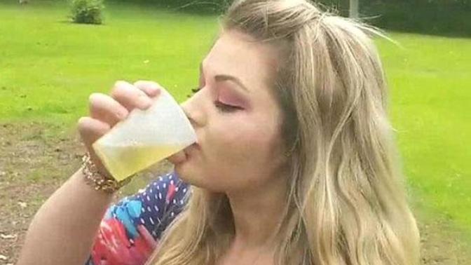 ABD'li kadın cildine iyi geldiğini iddia edip köpeğinin idrarını içti! Sivilcelere iyi geliyor diye köpek idrarı içilir mi?