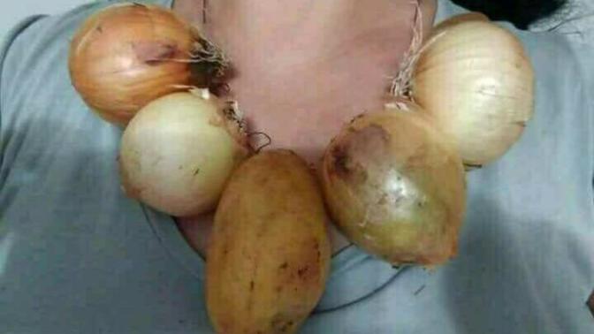 Sevgiliniz size papates ve soğandan yapılmış bir kolye alsa mutlu olur musunuz?