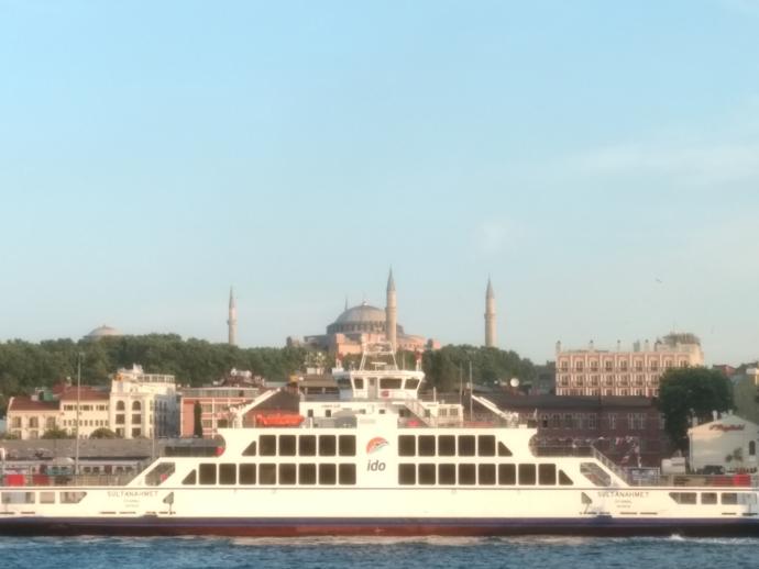 Tek başına, dışarıda gezmeyi, bir yerde oturmayı sever misin? Yoksa yanında MutlakA birisi mi olmalı?
