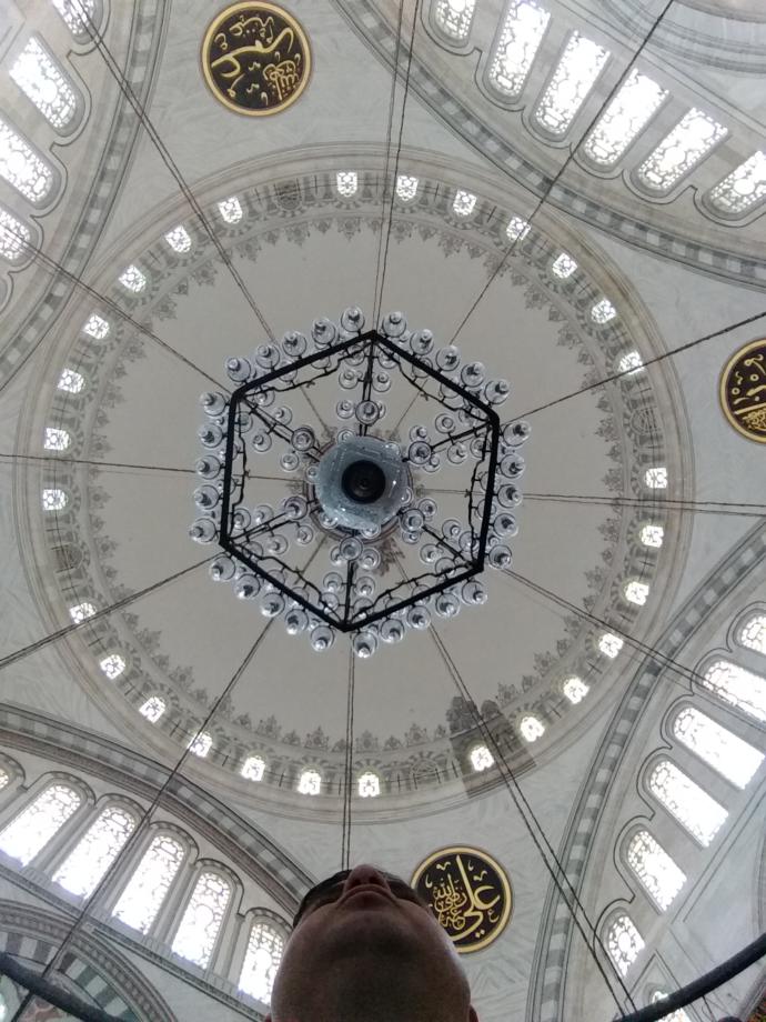 Tek başına, dışarıda gezmeyi, bir yerde oturmayı sever misin? Yoksa yanında MutlakA birisi mi olmalı?