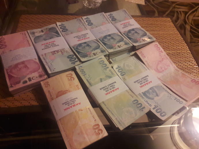 Parasıyla hava atan erkek mi daha çok iticidir yoksa parasız erkek mi?
