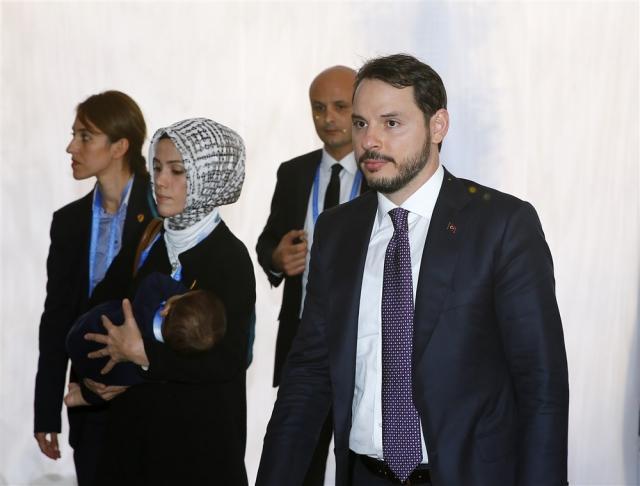 Çapkın erkekleri genelde konuşması, jest ve mimikleri, bakışı-oturuşu-yürüyüşü yani beden dili ele verir. Sizce hangisi çapkın?