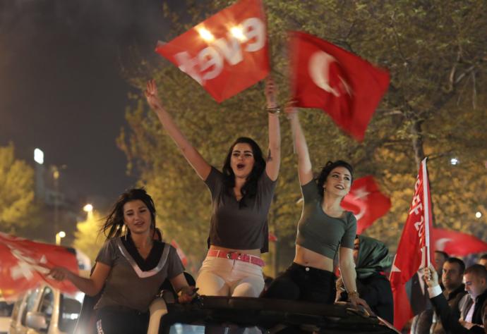 Açık olduğu halde akpli olan ya da türbanlı olduğu halde chpli olan insanlara şaşırıyor musunuz?