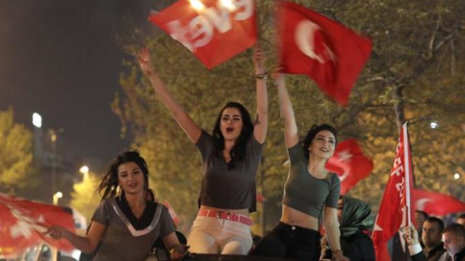 Açık olduğu halde akpli olan ya da türbanlı olduğu halde chpli olan insanlara şaşırıyor musunuz?