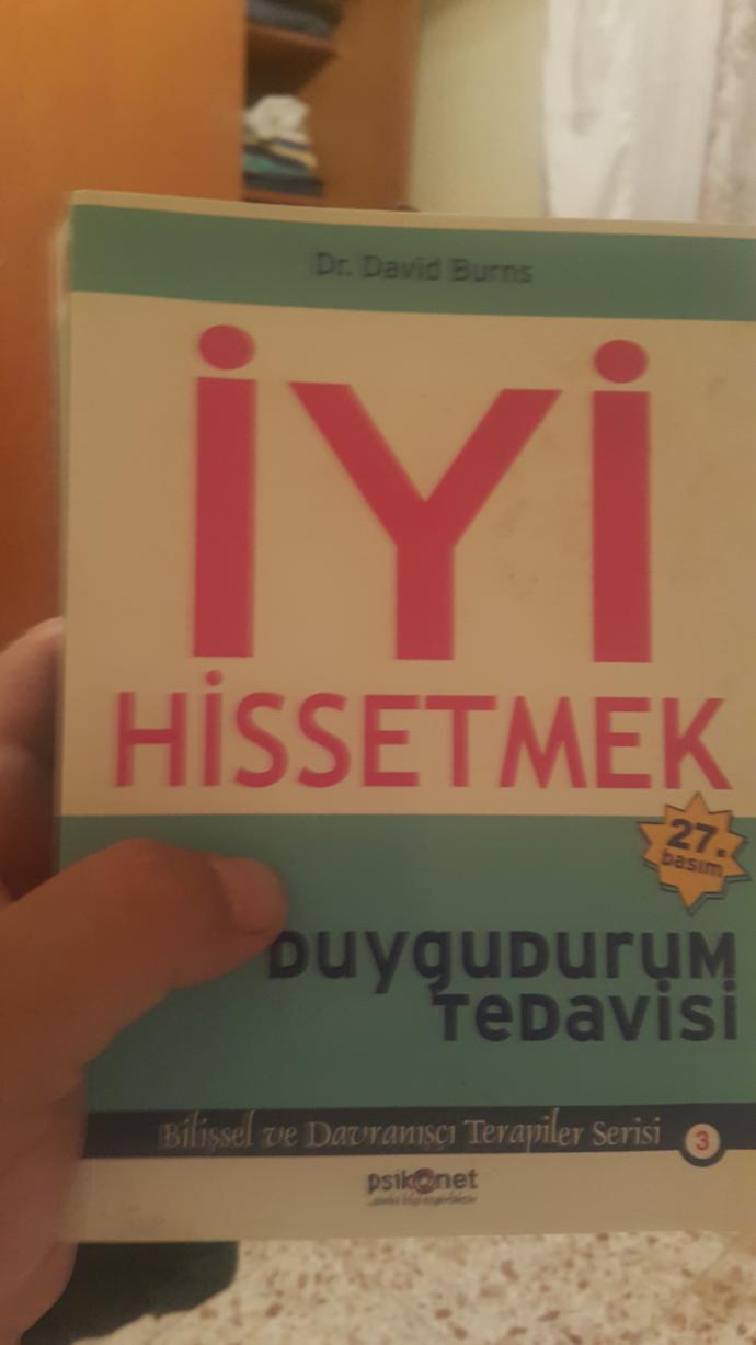 Herkesin yaşamını etkileyen bir kitap vardır, sizin kitaplık köşenizin olmazsa olmazı hangi kitaptır?