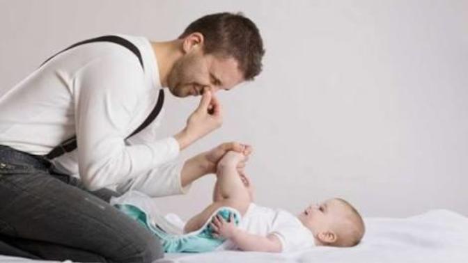 Babalar da bebek bezi değiştirebilir mi yoksa bu sadece annenin görevi midir?