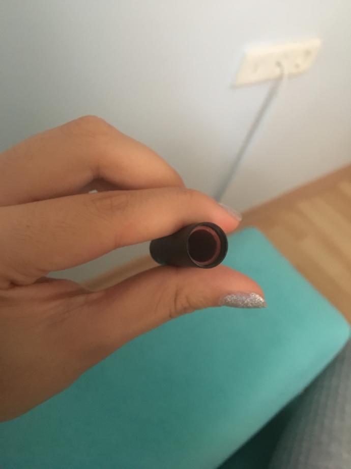 Ruj kapağının içine rujunarka kısmı kaçtı. Nasıl çıkarırım?
