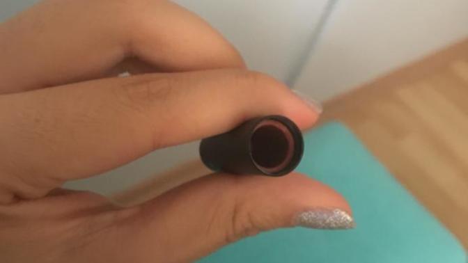 Ruj kapağının içine rujunarka kısmı kaçtı. Nasıl çıkarırım?