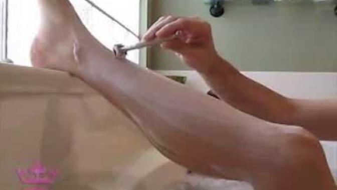 Kızlar, tüylerinizden banyo yaparken tıraş bıçağı ile kurtulmak çok büyük bir keyif değil mi?