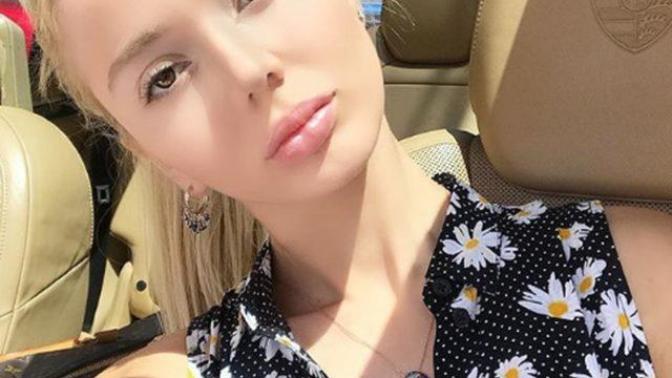 Cansu Taşkın araba markasını göstermek için iki büklüm poz verdi.. Her fırsatta hava atan görgüsüzler hakkında ne düşünüyorsunuz?