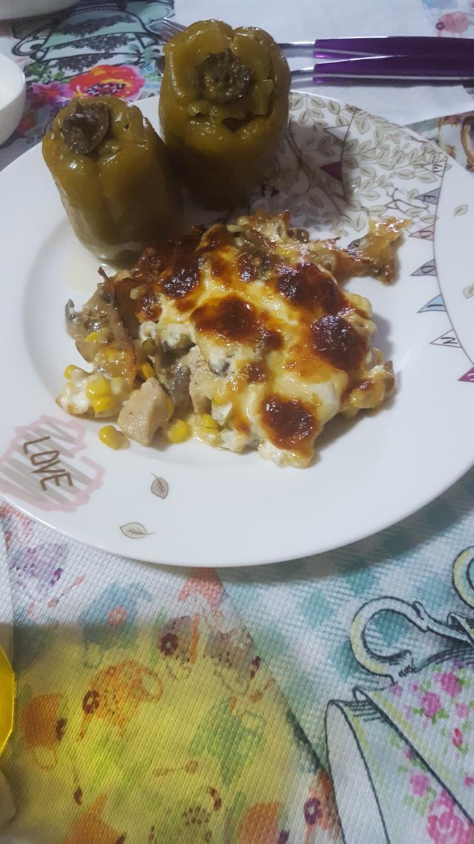 Köri soslu kaşarlı tavuk sote mi yoksa fırında kremalı kaşar yatağında mantarlı tavuk mu yemeyi tercih edersiniz?