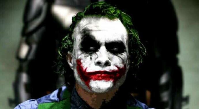 Sizce Joker neden rujunu hep dudağından taşırıyor?