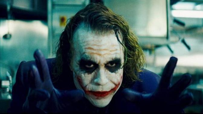Sizce Joker neden rujunu hep dudağından taşırıyor?